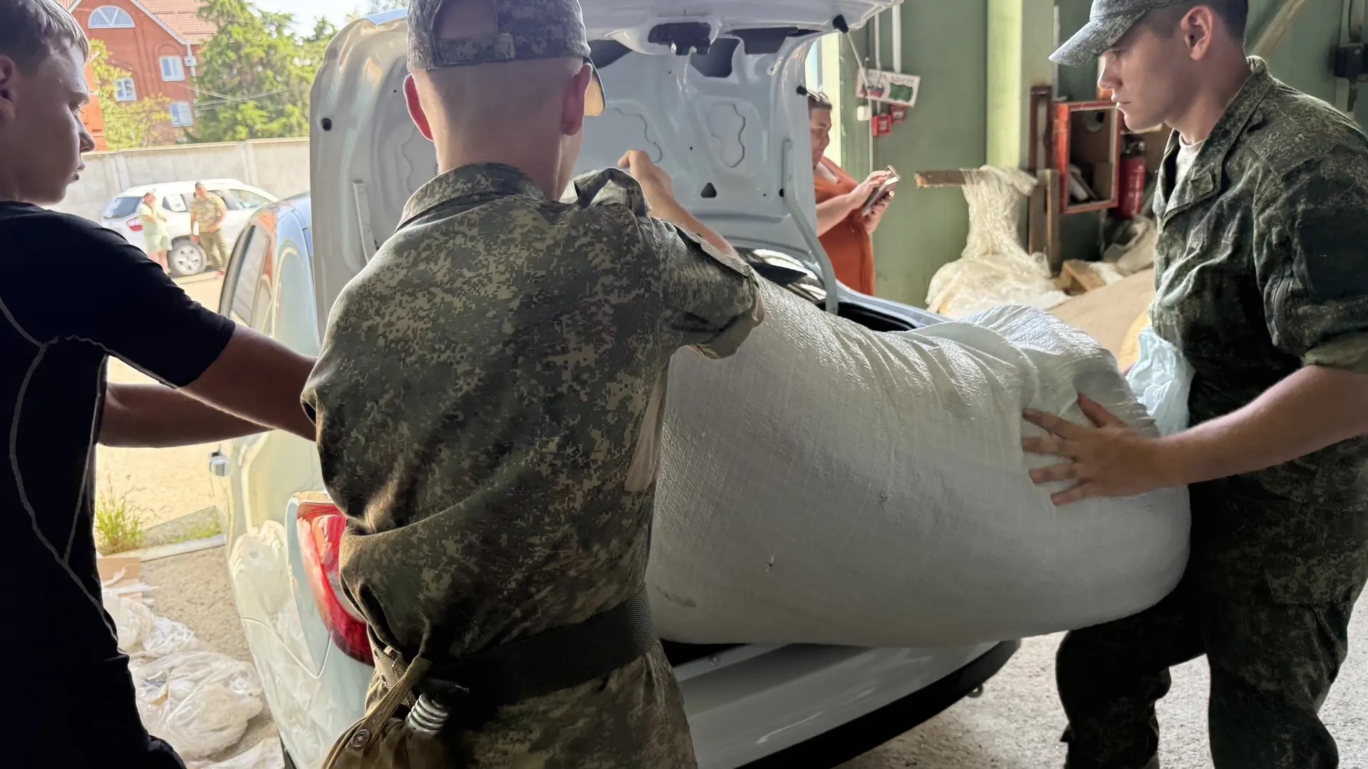 Семьсот килограммов основы для маскировочных сетей передали волонтерам Адыгеи